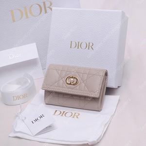 새상품) 디올 (Dior) 졸리 글라이신 컴팩트 지갑 (파우더 베이지)