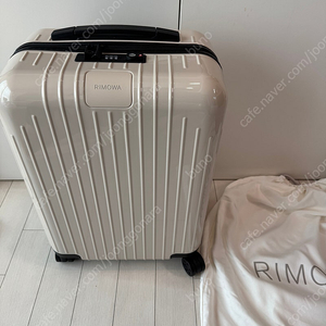 Rimowa 리모와 에센셜 라이트 캐리어 새상품 아이보리 베이지