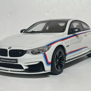 GT 스피릿 1/18 BMW (f82)M4 팩 퍼포먼스 화이트 (GT096) 다이캐스트 팝니다.