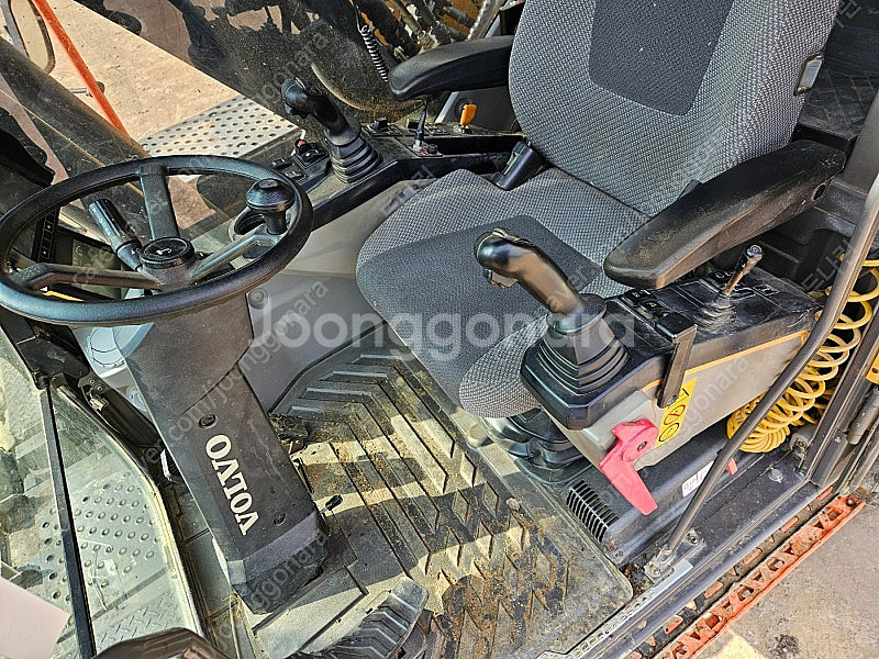 볼보 EW140E 2017년식 회전링크 코끼리집게 중고...--8