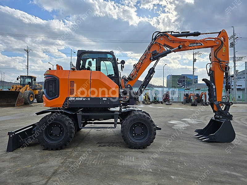 두산 DX100W-7 2024년식 가동43시간 집게 타...--9