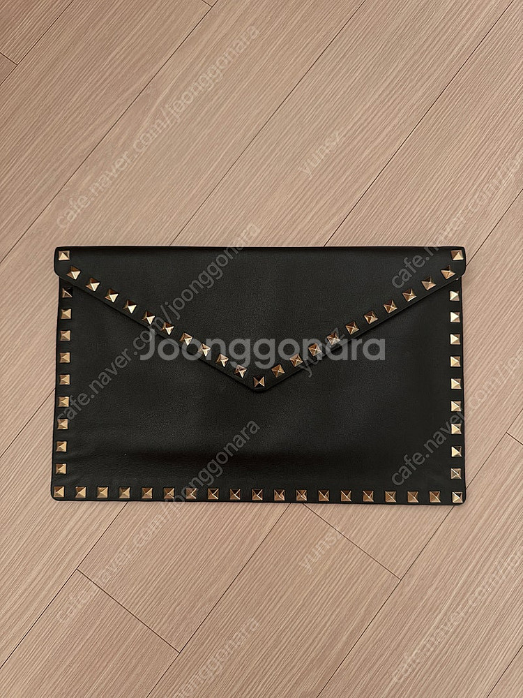 발렌티노 락스터드 카프스킨 파우치--0