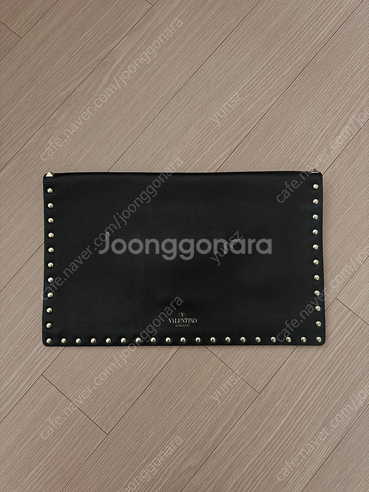발렌티노 락스터드 카프스킨 파우치--1
