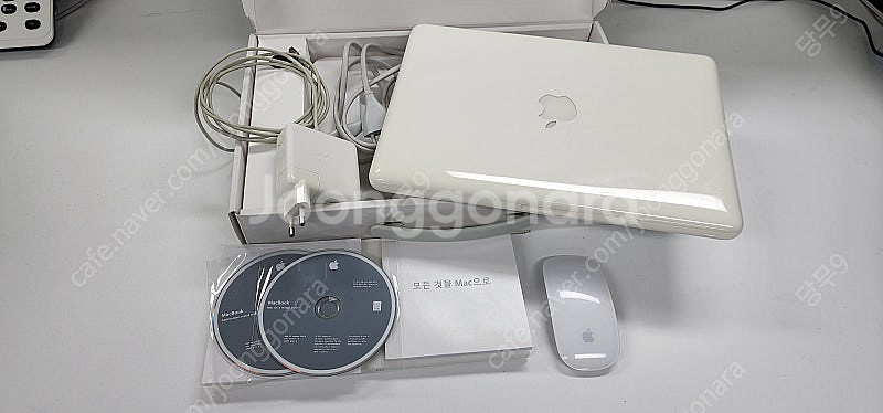 맥북 화이트 13인치(A1342) + 매직 마우스(A1296)--0
