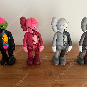 [KAWS] 카우스 flayed 4종 판매합니다.