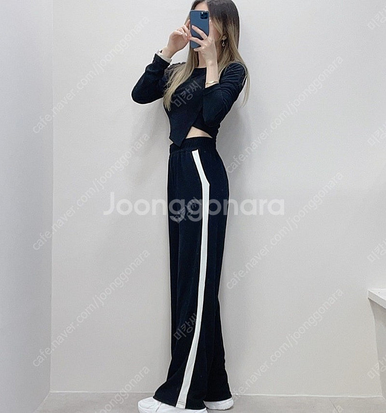 (새상품) 에이블리 크롭 언발 긴팔티+밴딩 하이웨스트 와이드 팬츠 셋업 / 블랙--1