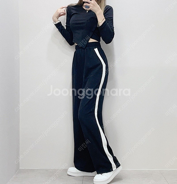 (새상품) 에이블리 크롭 언발 긴팔티+밴딩 하이웨스트 와이드 팬츠 셋업 / 블랙--4