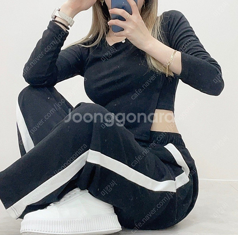 (새상품) 에이블리 크롭 언발 긴팔티+밴딩 하이웨스트 와이드 팬츠 셋업 / 블랙--5