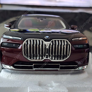 1:18 미니챔프 BMW i7 블랙&레드 투톤 풀오픈 다이캐스트 판매 (하자 무, 박스 유)