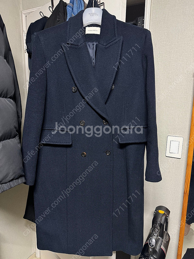 낫띵리튼 헤링본 피크드 라펠 코트 네이비 팝니다.--2