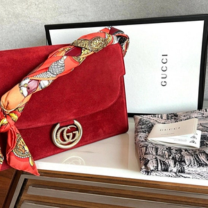 GUCCI 레드칼라 스웨이드,스카프셑 숄더 백 , 딱 한번 들었음 판매가650만원