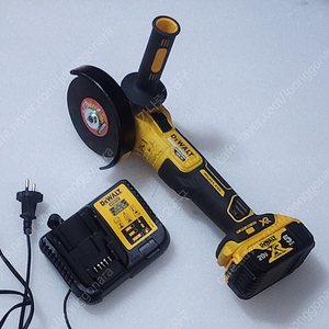 디월트 5인치 충전 그라인더(DEWALT/ DCG 405), 충전 햄머드릴드라이버 (DCD 796 20V max XR), 원형톱 중고팝니다