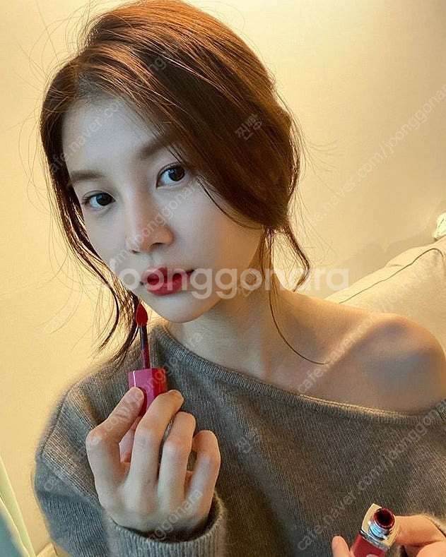 인스턴트펑크 원숄더 라쿤 니트 베이지 색상 임현주 착용--0