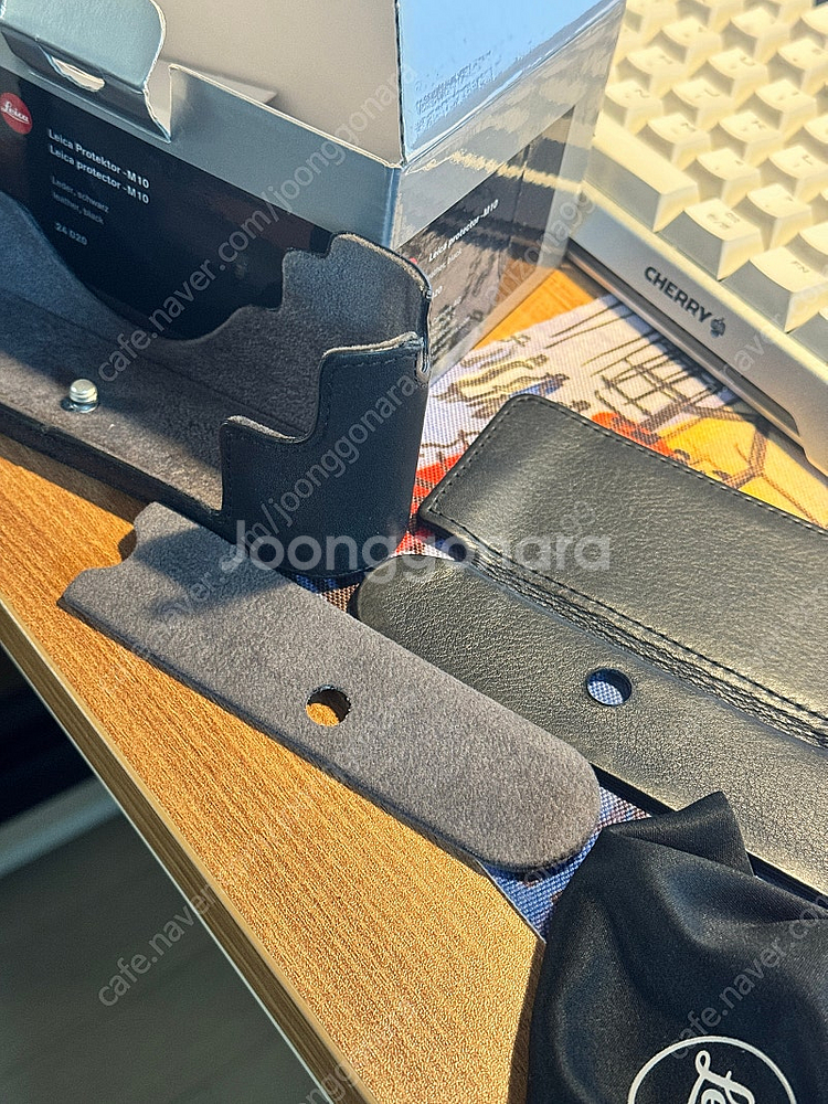 라이카 m10 정품 프로텍터 팝니다.(24020)--0