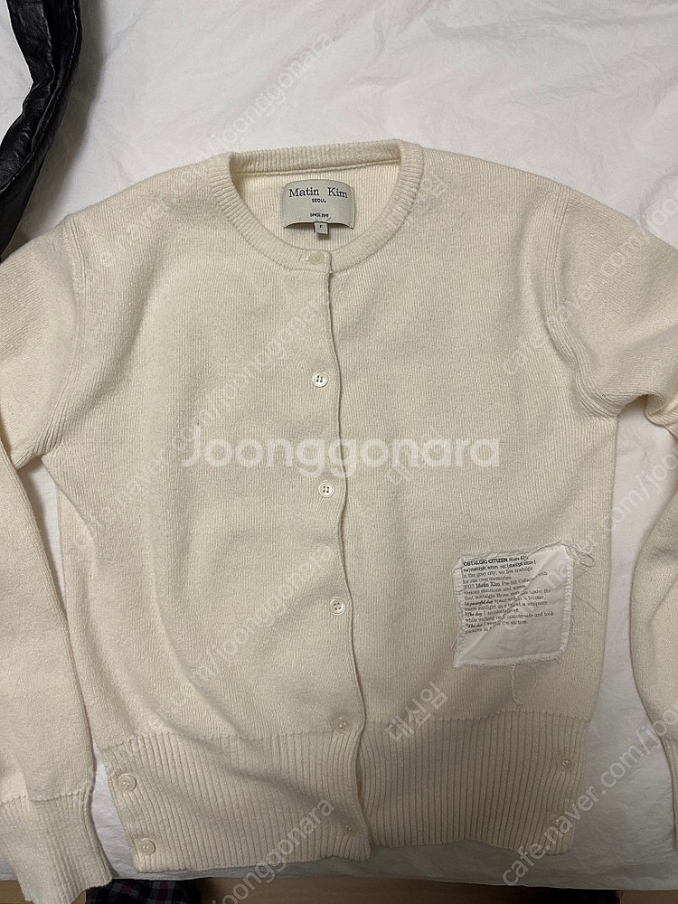 마뗑킴 타이포 패치 가디건 화이트--1