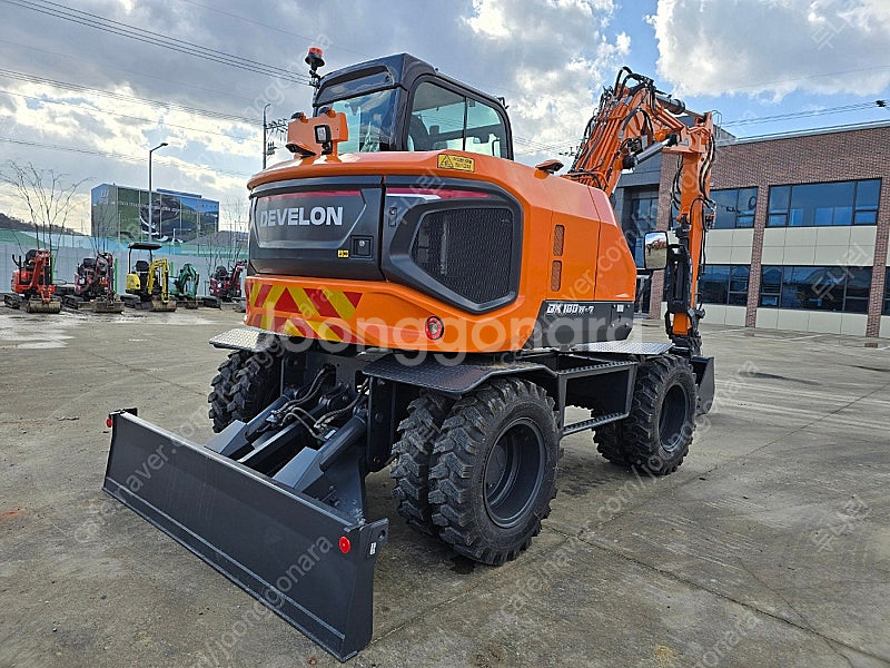 두산 DX100W-7 2024년식 가동43시간 집게 타...--2