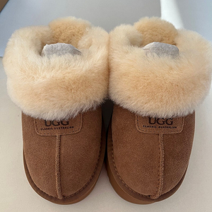 어그(UGG) 슬리퍼 220사이즈 4.5cm 팝니다