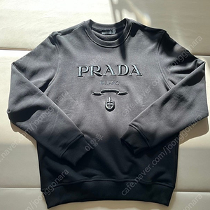 프라다 PRADA 빅로고 블랙 맨투맨 M사이즈