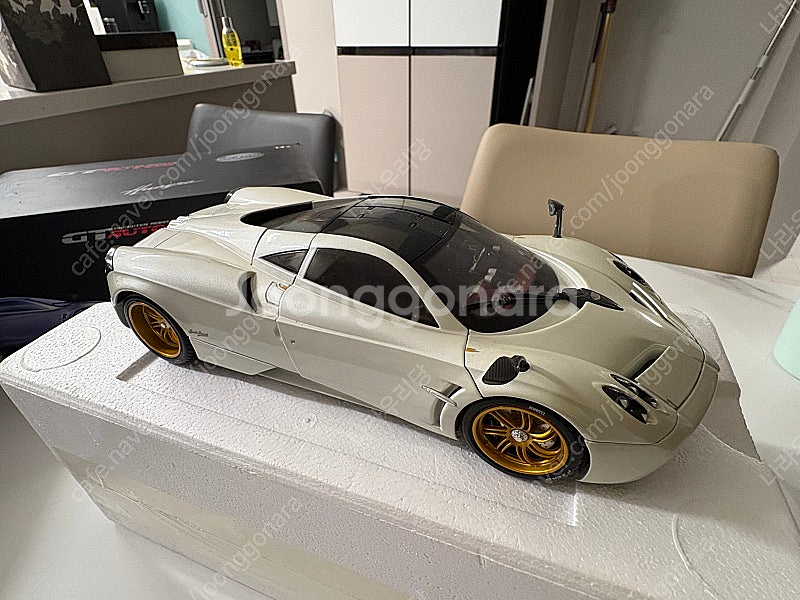 1:18GT오토스 파가니와이라 화이트블루 일괄--0