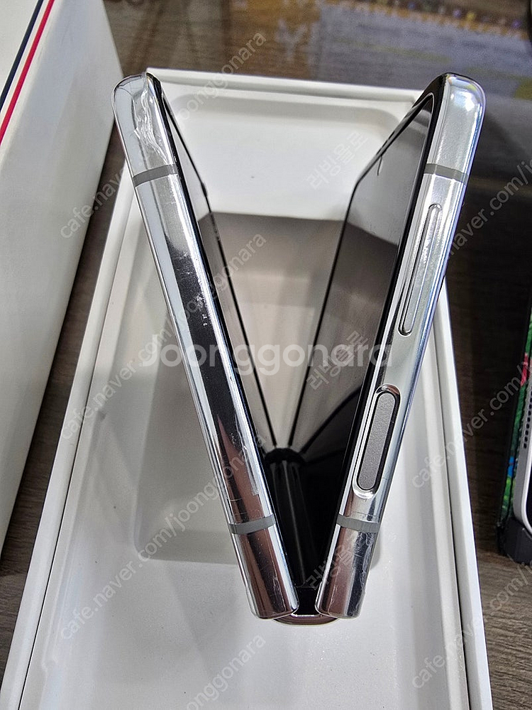 삼성 갤럭시 Z플립3 톰브라운에디션 팝니다. (쿨거래시 가격 협의가능)--4