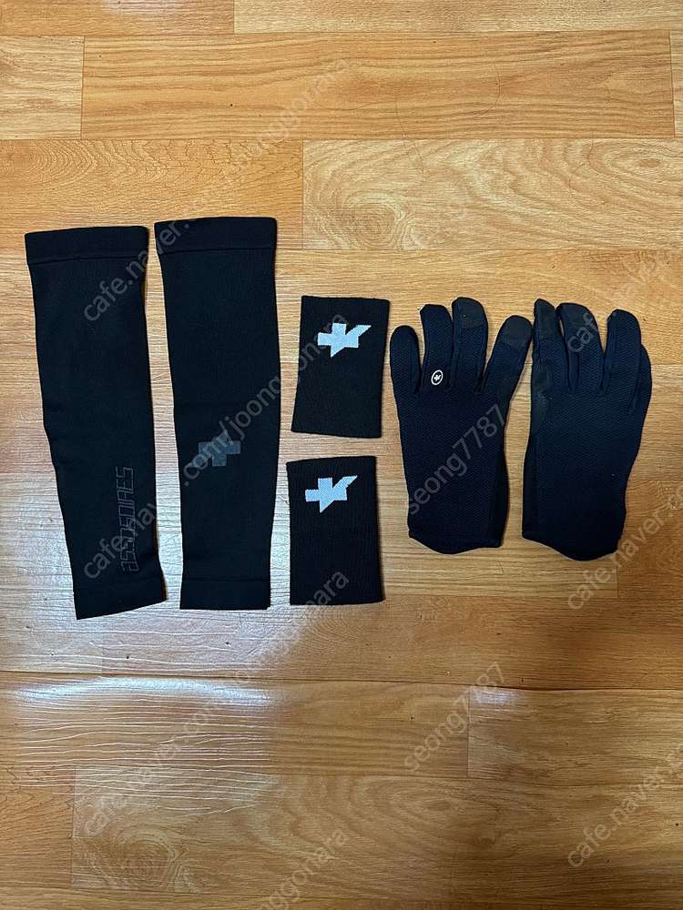 아소스. 트레일FF장갑 사이즈S. 팔목밴드.팔 쪽에 작용하는 니워머. 사이즈S/M. 세가지. 셋트. 판매. 택포--1