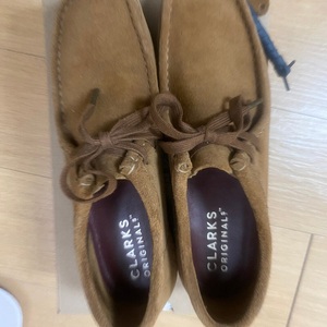 CLARKS 클락스 왈라비 콜라 250 판매합니다.