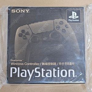 PS5 듀얼센스 무선 컨트롤러 30주년 한정판 새것 판매합니다.