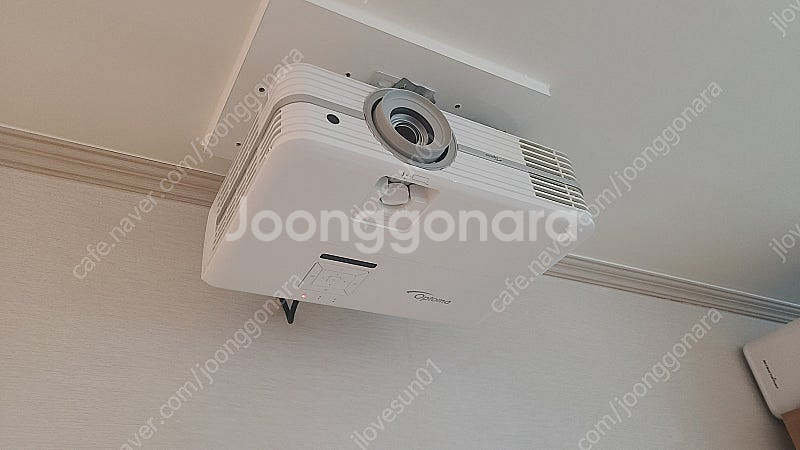 옵토마 SUHD61 빔프로잭터 판매합니다.--0