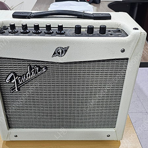 펜더 머스탱 기타앰프 화이트 판매 Fender guitar amp White