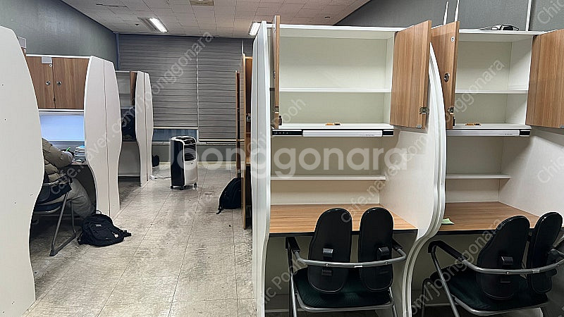 학원 독서실 책상 팝니다.--0