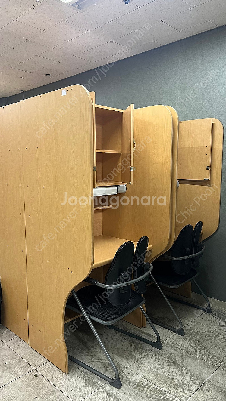 학원 독서실 책상 팝니다.--1