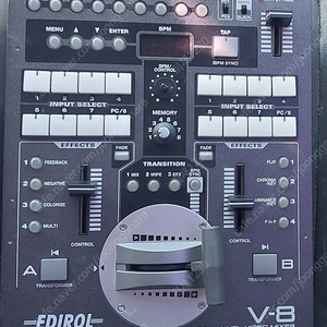 Roland V-8.