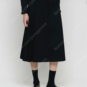 비뮤즈맨션 side pleated midi skirt