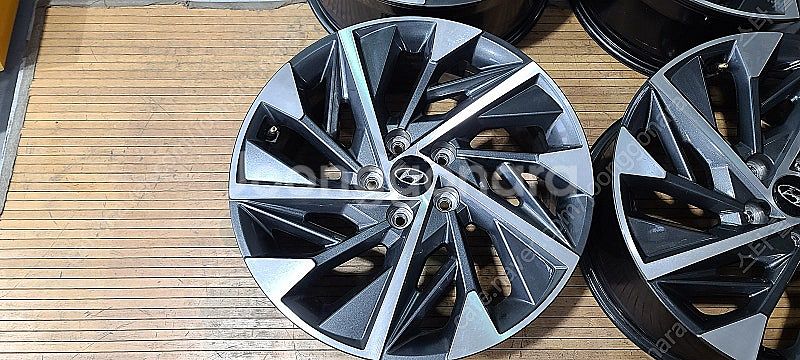 투싼 nx4 18인치 순정휠 대품판매20만원--1