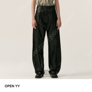 더오픈프로덕트 FAUX LEATHER ROUNDING PANTS, BLACK