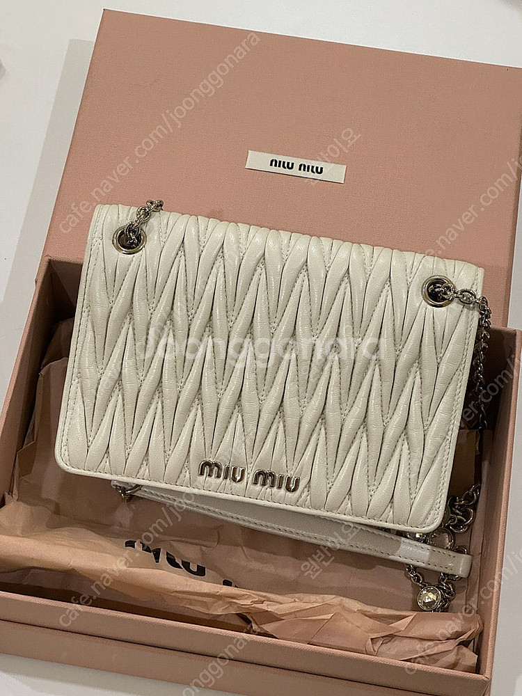 미우미우(miumiu) 마테라쎄 나파가죽 미니백 화이트...--1