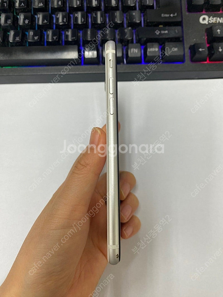 198495 아이폰SE2 화이트 외관 AA급 128GB...--5