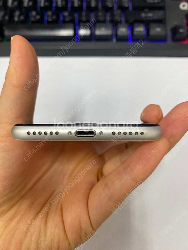198495 아이폰SE2 화이트 외관 AA급 128GB...--6