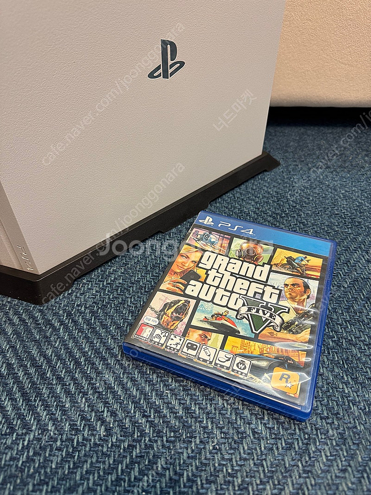 ps4 프로 1tb+gta5 타이틀 팝니다--1