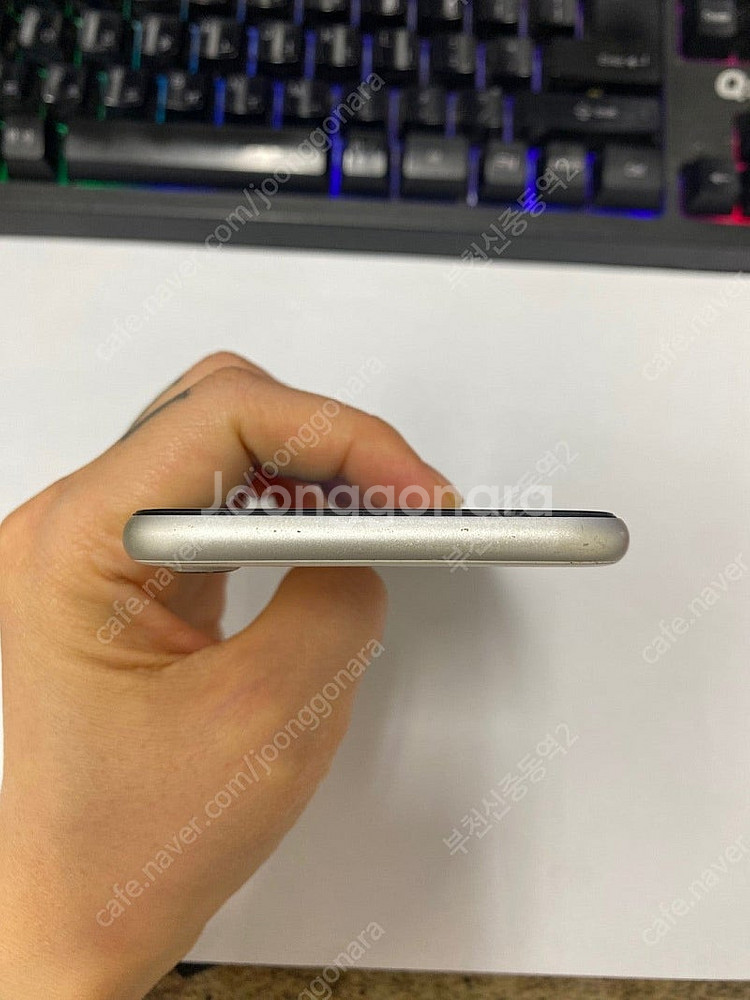 198495 아이폰SE2 화이트 외관 AA급 128GB...--3