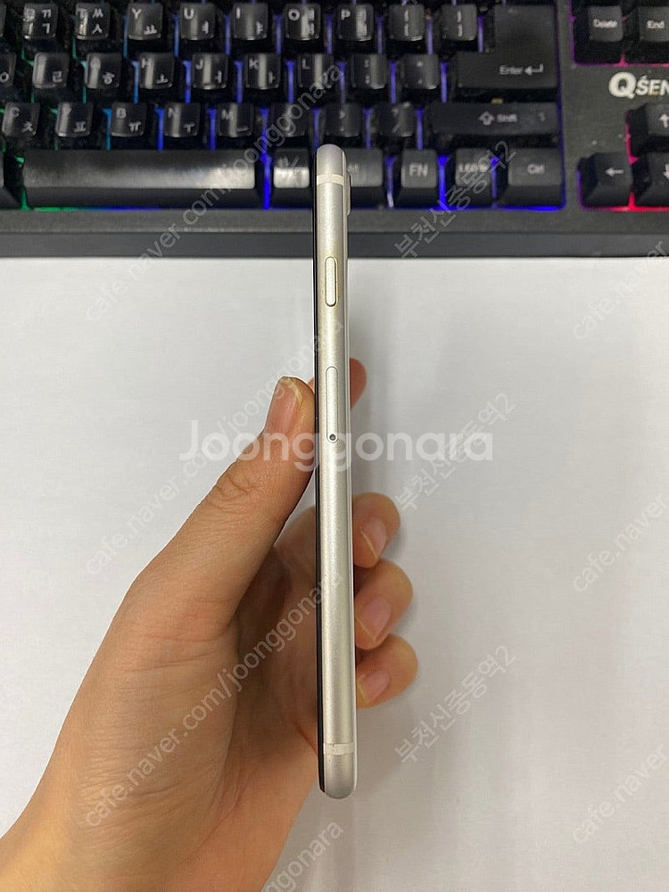198495 아이폰SE2 화이트 외관 AA급 128GB...--4