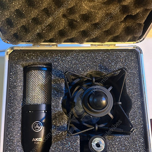 AKG P220 컨덴서마이크/팝필터/거치대 세트 민트급