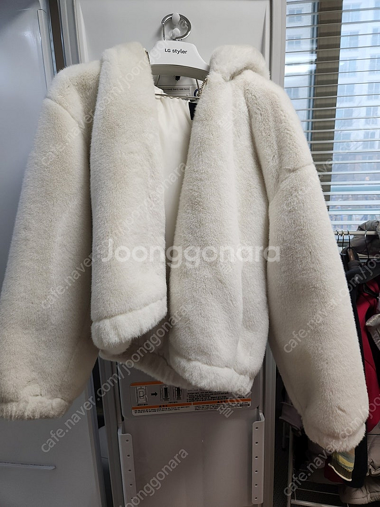 무신사 스탠다드 우먼 페이크 퍼 자켓 L--2