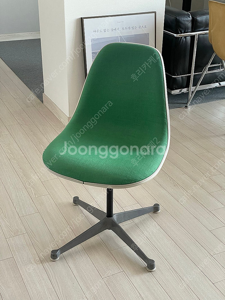 허먼밀러 임스체어 (파이버글라스 스위블 체어)--0