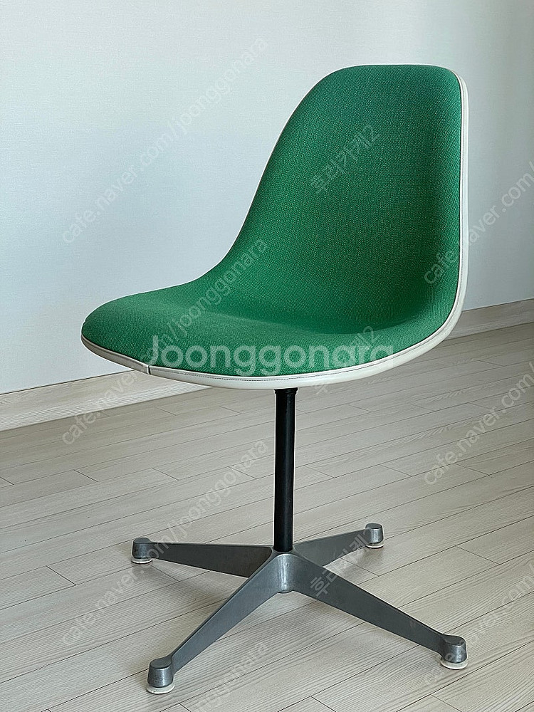 허먼밀러 임스체어 (파이버글라스 스위블 체어)--1