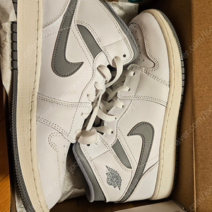 나이키 Nike 여성 에어 조던 미드 화이트 스텔스 Air Jordan 1 Mid White Stealth