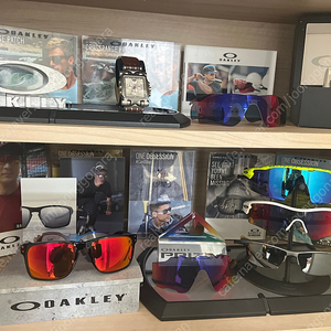 오클리(Oakley) 디스플레이