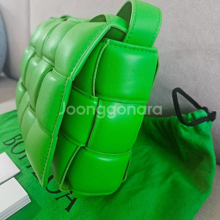 보테가베네타 패디드 카세트 새상품--3
