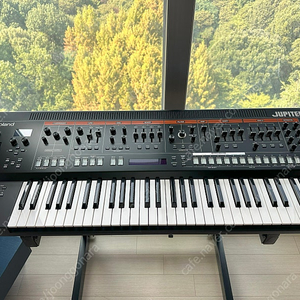 Roland Jupiter X + Roland Z stand (KS-11Z)