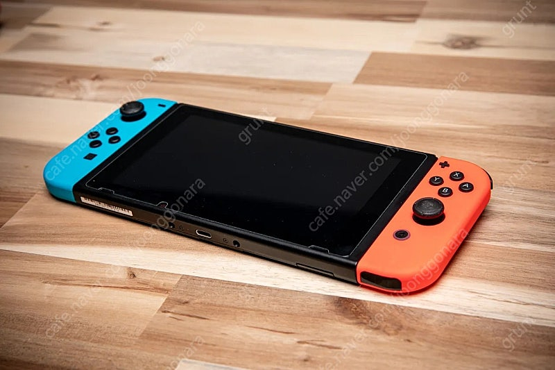 [택포]닌텐도 스위치 + 조이콘 추가 + 그립커버 + 파우치 + 강화유리--4